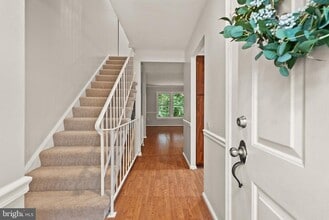 7918 Pebble Brook Ct in Springfield, VA - Foto de edificio - Building Photo