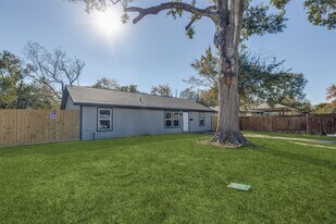 6038 Glenhurst Dr in Houston, TX - Building Photo