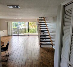 2424 W Tampa Bay Blvd in Tampa, FL - Foto de edificio - Building Photo