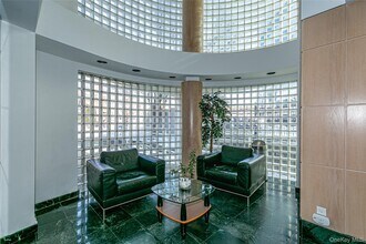 88 Cutter Mill Rd in Great Neck, NY - Foto de edificio - Building Photo