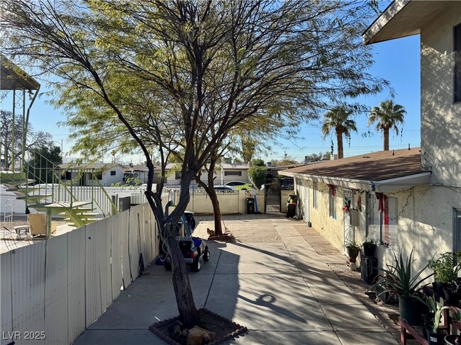 5108 Pebble Beach Blvd in Las Vegas, NV - Building Photo - Building Photo