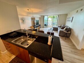 3232 Coral Way, Unit Apt #806 in Miami, FL - Building Photo - Building Photo