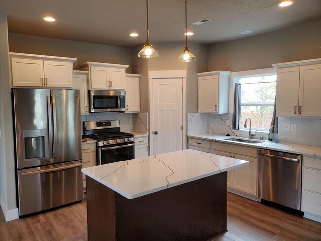 602 E Canterbury Ln in Colbert, WA - Building Photo - Building Photo