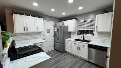 854 N First St in Elburn, IL - Foto de edificio - Building Photo