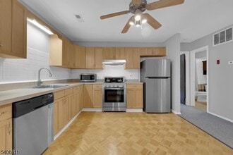 13228 Dell Pl in Stanhope, NJ - Foto de edificio - Building Photo