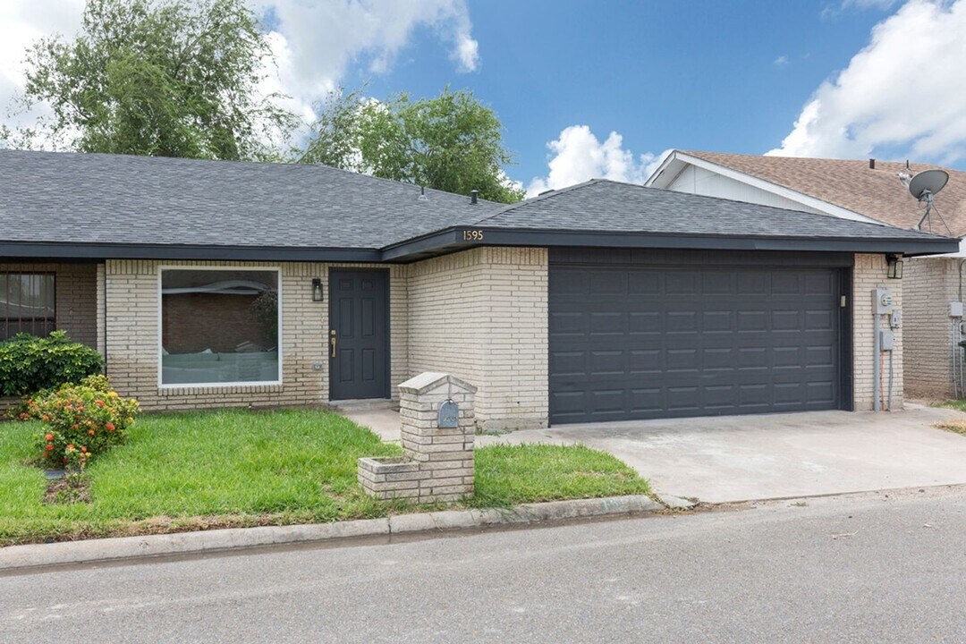 1593 W Gastel Cir in Mission, TX - Foto de edificio