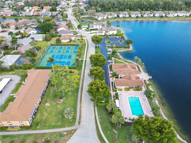 1889 W Crown Pointe Blvd in Naples, FL - Foto de edificio - Building Photo