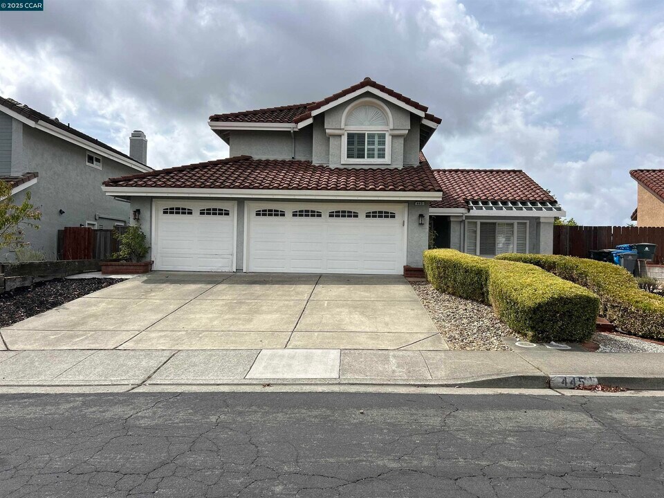 445 Southport Way in Vallejo, CA - Foto de edificio