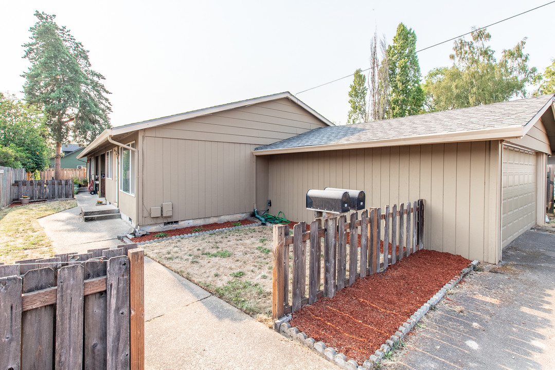 Harrison Street Duplex in Newberg, OR - Building Photo