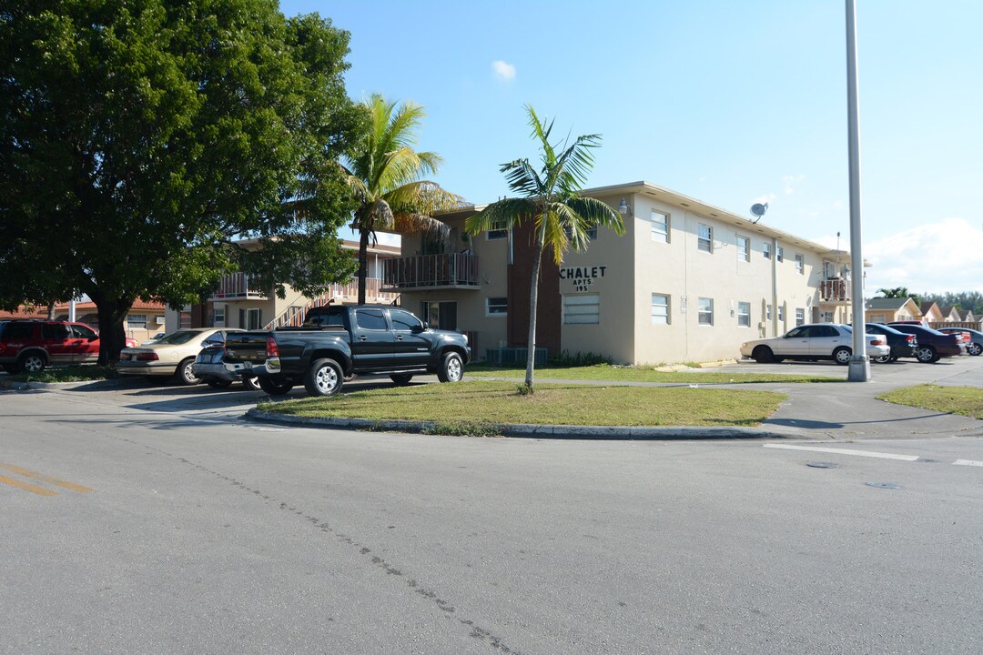 Chalet Apartments in Hialeah, FL - Foto de edificio