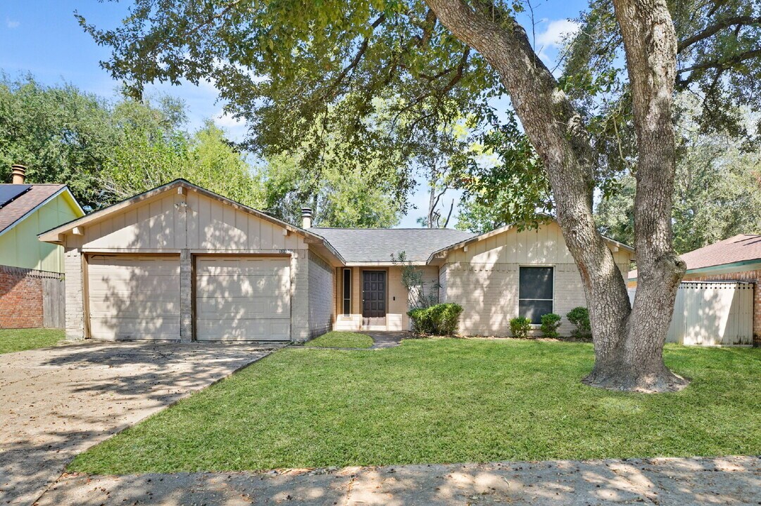 13923 Ludgate Pass in Houston, TX - Building Photo