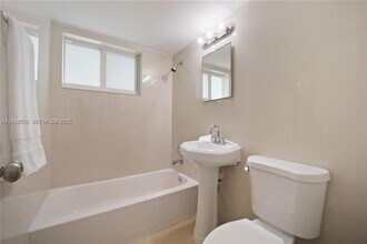 3200 Mary St in Miami, FL - Building Photo - Building Photo