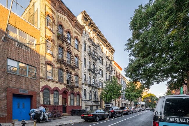 380 S 4th St in Brooklyn, NY - Foto de edificio - Building Photo