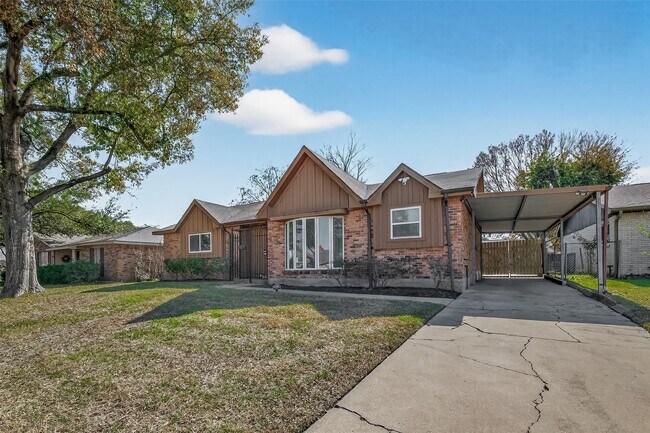 8307 Carvel Ln in Houston, TX - Foto de edificio - Building Photo