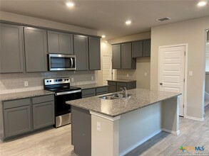 2156 Griffith Dr in Seguin, TX - Foto de edificio - Building Photo
