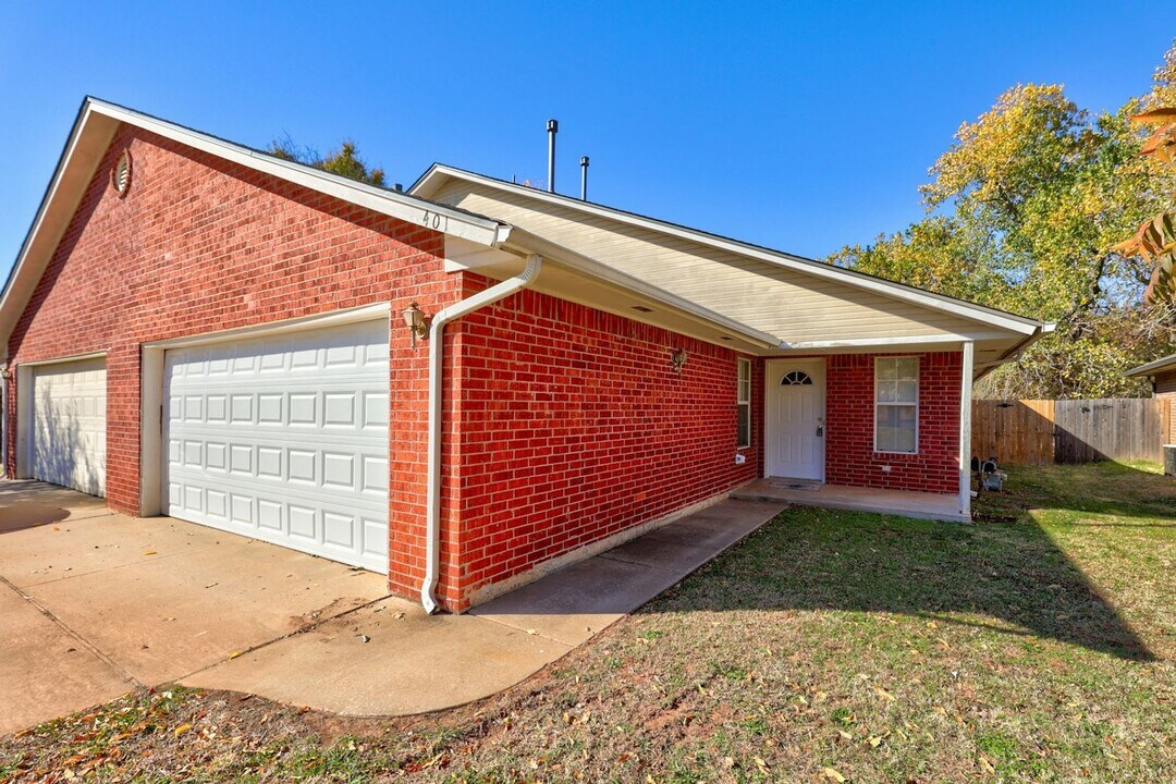 401 S Greengate Dr in Yukon, OK - Building Photo