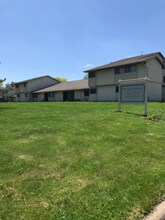 902 S Douglas St in Lamberton, MN - Building Photo - Building Photo