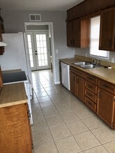 255 Dwight Ct in Haysville, KS - Building Photo - Building Photo