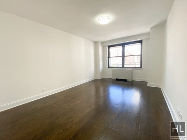 East 82nd Street in New York, NY - Building Photo - Building Photo