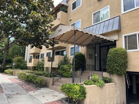 705 Westmount Dr, Unit 103 in West Hollywood, CA - Building Photo