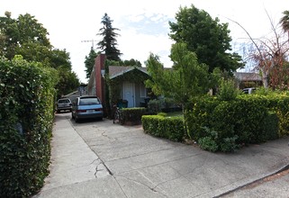 1040 4th St in Novato, CA - Foto de edificio - Building Photo