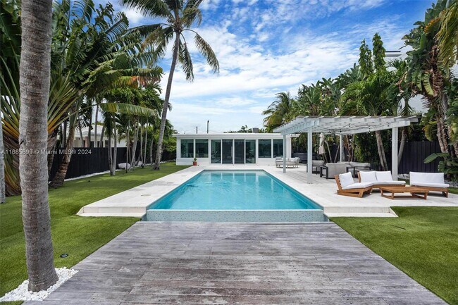 680 S Shore Dr in Miami Beach, FL - Building Photo - Building Photo