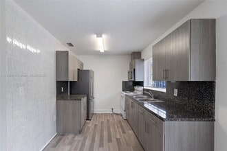 2325 NW 29th St in Miami, FL - Building Photo - Building Photo
