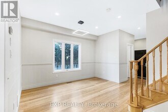 915 Oaktree Crescent in Newmarket, ON - Building Photo - Building Photo