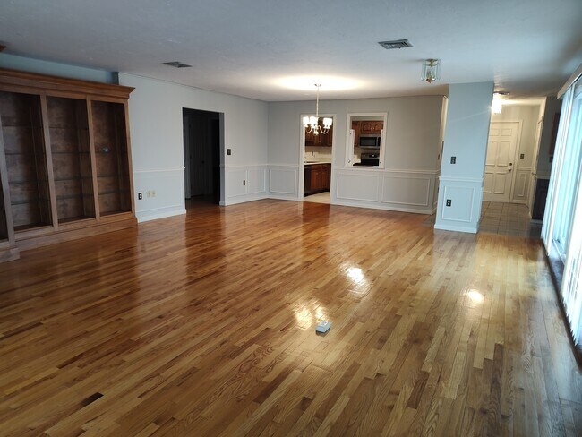 40 Greenleaf St, Unit 701 in Quincy, MA - Foto de edificio - Building Photo