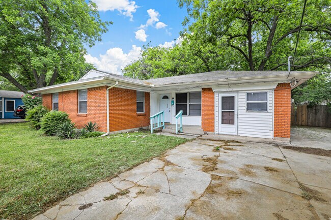 711 N Carroll Blvd in Denton, TX - Building Photo - Building Photo
