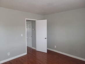 4737 Thunderbolt Ave, Unit 3 in Las Vegas, NV - Building Photo - Building Photo