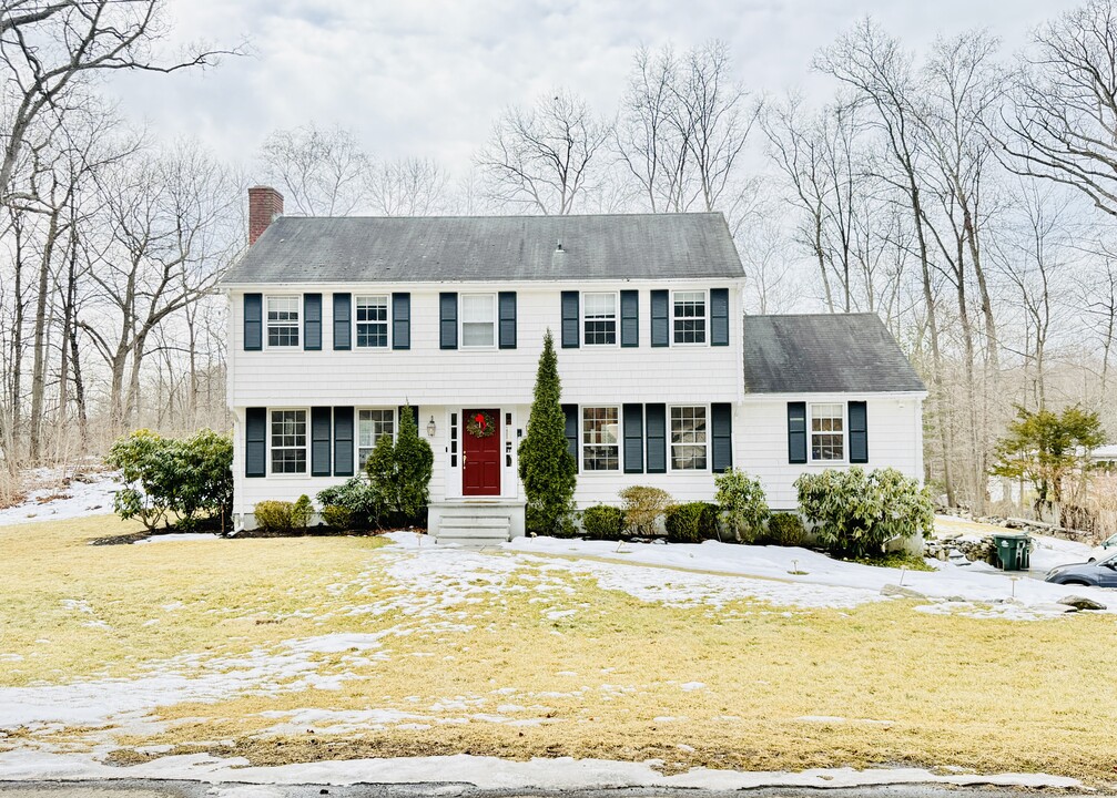 8 Nutmeg Ln in New Canaan, CT - Building Photo