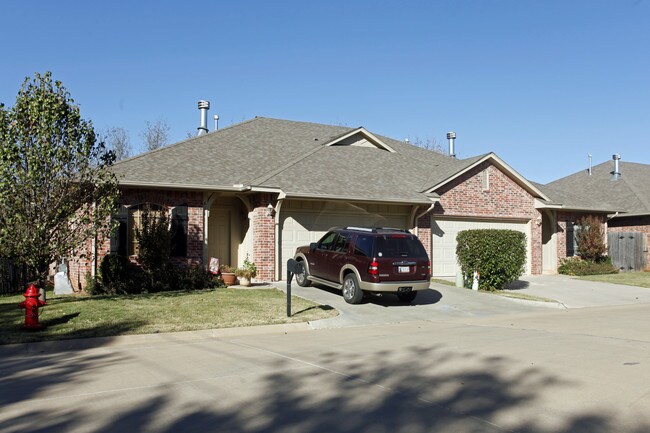 610-643 Sisken Ct in Edmond, OK - Foto de edificio - Building Photo