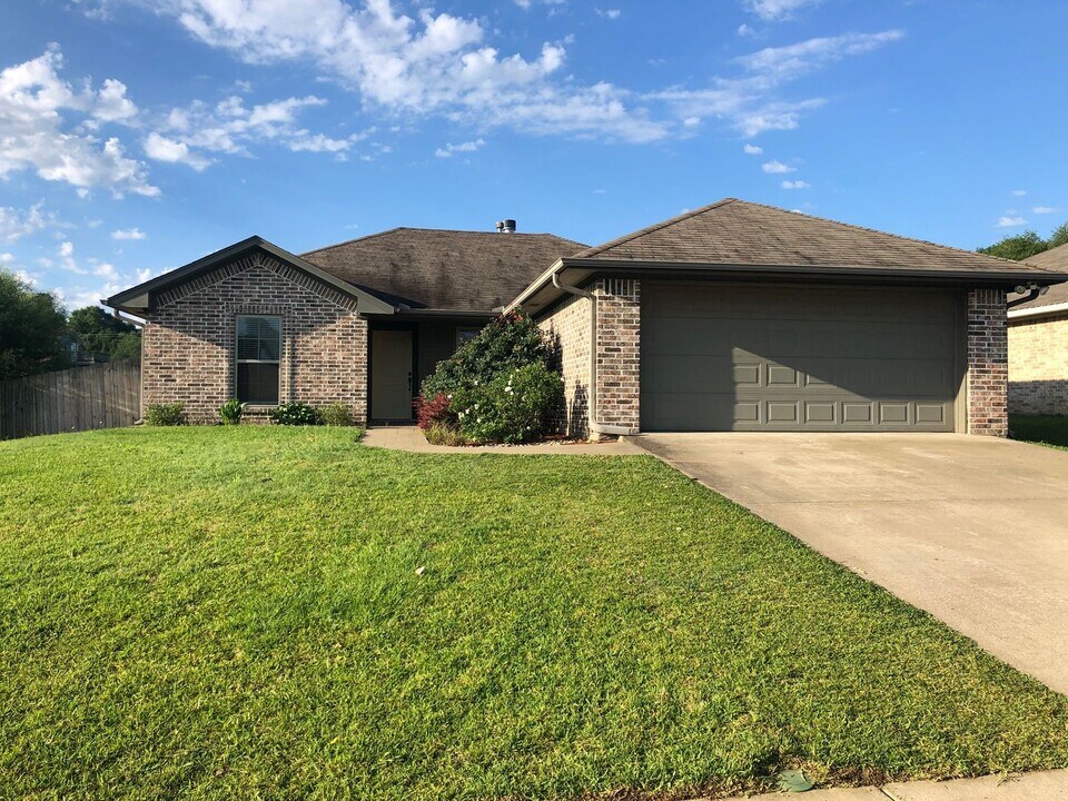 11635 3 Chimneys Dr in Flint, TX - Building Photo