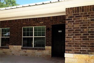 1080 W Oak St in Stephenville, TX - Building Photo
