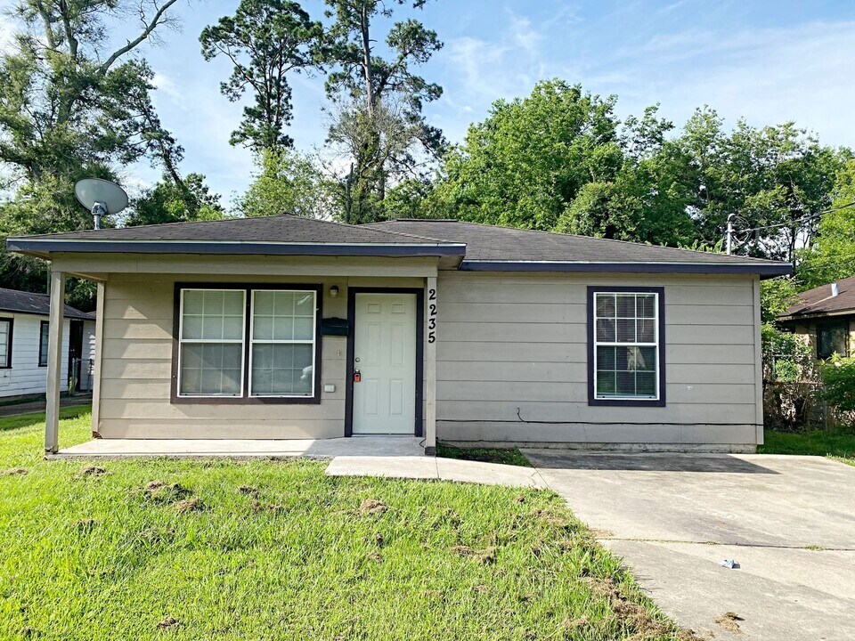 2235 Toledo St in Beaumont, TX - Building Photo