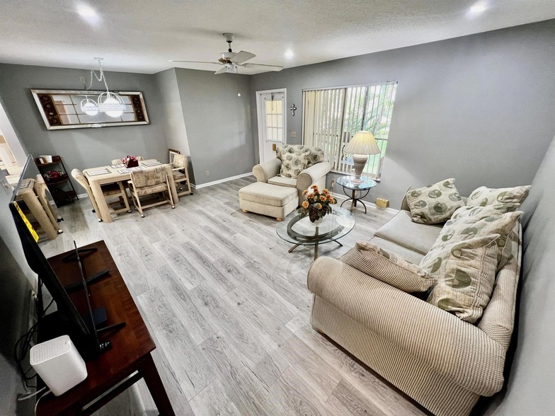 408 Pine Glen Ln in Greenacres, FL - Foto de edificio