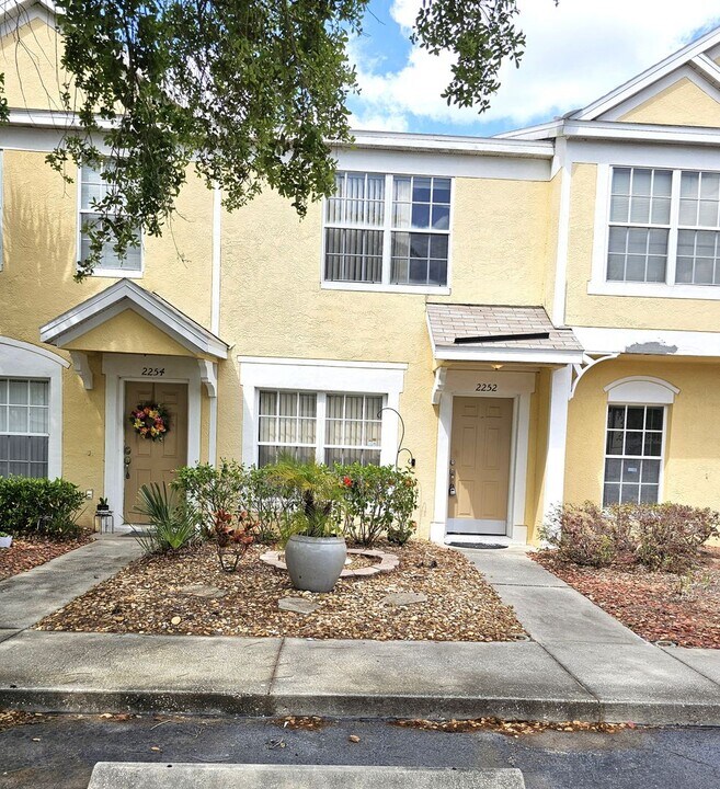 2252 Lake Woodberry Cir in Brandon, FL - Building Photo