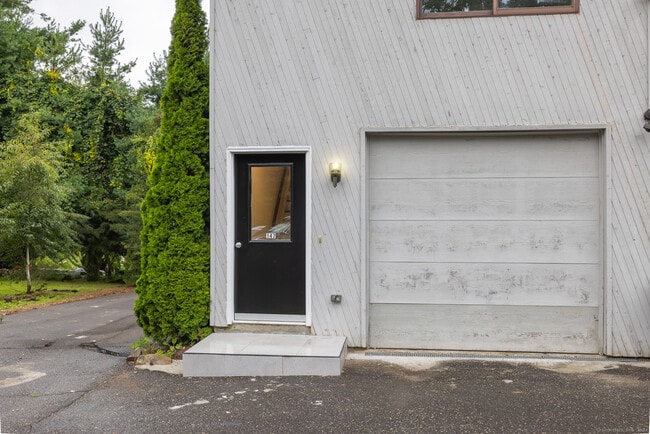 147 Chestnut Tree Hill Rd in Oxford, CT - Building Photo - Building Photo