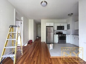 25-21 31st Ave in Queens, NY - Building Photo - Building Photo