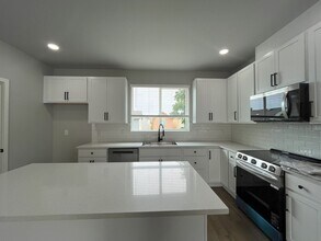 7920 SE Mitchell St in Portland, OR - Building Photo - Building Photo