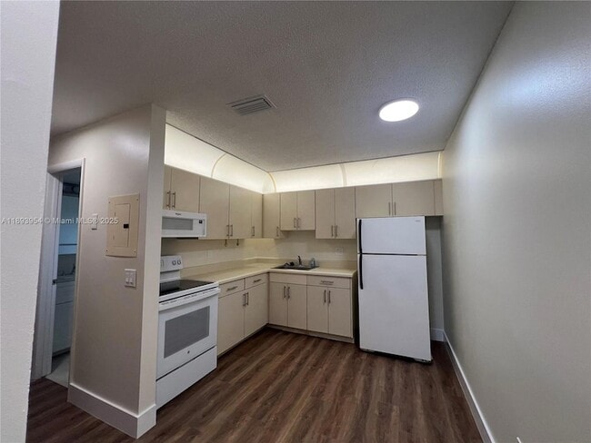 21121 SW 85th Ave, Unit 208 in Cutler Bay, FL - Building Photo - Building Photo