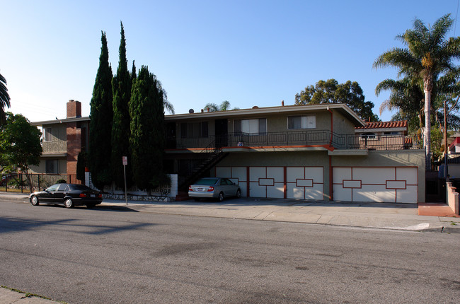 Cedar Apartments in Hawthorne, CA - Building Photo - Building Photo