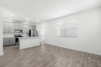 3039 Ella Wy in St. Cloud, FL - Foto de edificio - Building Photo