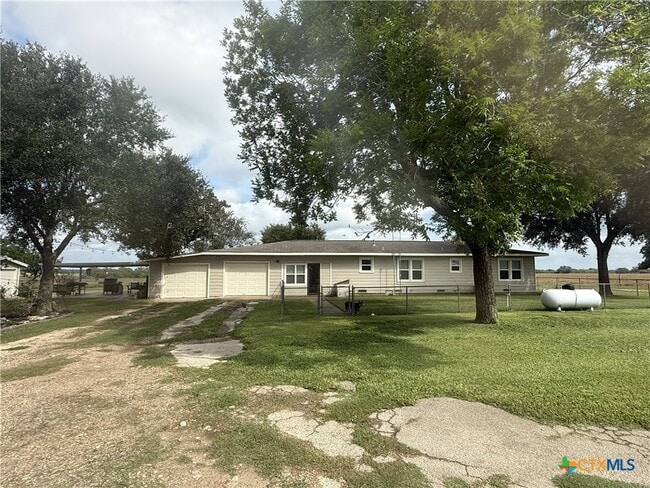 1045 Arnold Rd in Victoria, TX - Building Photo - Building Photo