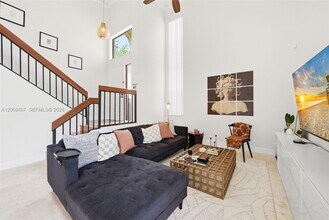 327 Ives Dairy Rd in Miami, FL - Building Photo - Building Photo