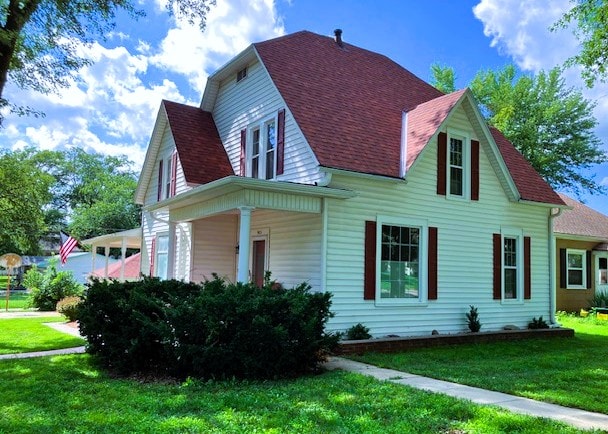 property at 905 E 9th St