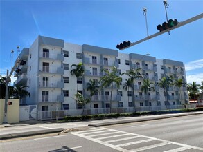 2575 SW 27th Ave, Unit 207 in Miami, FL - Foto de edificio - Building Photo