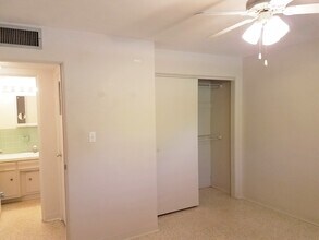 2155 Wood St, Unit A-26 in Sarasota, FL - Building Photo - Building Photo