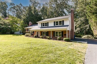9205 Hamilton Dr in Fairfax, VA - Building Photo